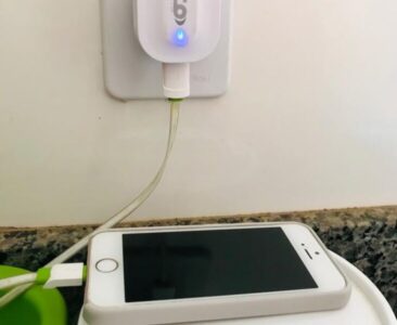 Atenção: carregador de celular conectado na tomada pode causar acidentes com eletricidade