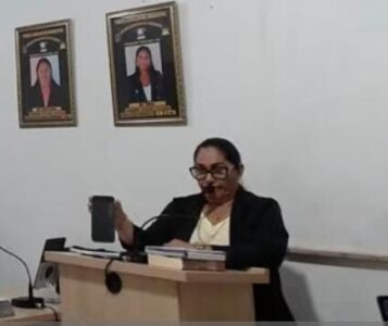 DEU A LOUCA! Vereadora do interior atira pedra na lua ao lançar fake news pra população