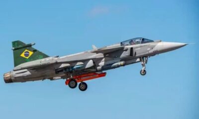 Brasil entrega primeiro caça F-39E Gripen fabricado em solo nacional com presença de Lula