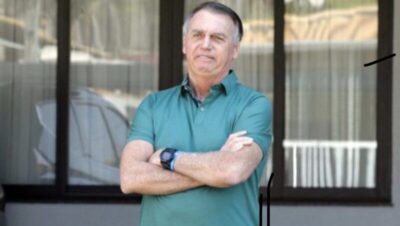 Bolsonaro recebe alta após internação e passa a cumprir prisão domiciliar