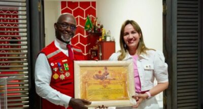 Veja Agora: Detinha é homenageada pela Cruz Vermelha em reconhecimento à parceria humanitária