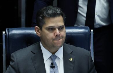 Alcolumbre deve suspender quebra de sigilo de Lulinha aprovada pela CPI do INSS