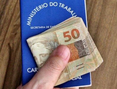 Primeira parcela do décimo terceiro deve ser paga até esta sexta-feira (28) aos trabalhadores
