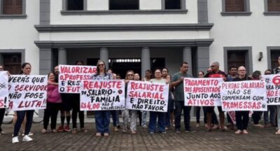 Servidores municipais protestam em frente ao Palácio Municipal de Pedreiras e cobram reajuste salarial de 5%