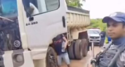 Homem se emociona ao agradecer aos policiais militares por recuperar seu caminhão caçamba em São Roberto