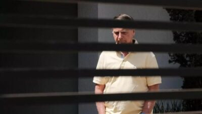 Bolsonaro é preso preventivamente por risco de fuga após Flávio convocar vigília