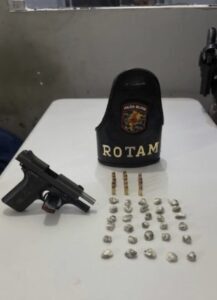 ROTAM prende dois suspeitos por porte ilegal de arma e tráfico de drogas no Ipase de baixo