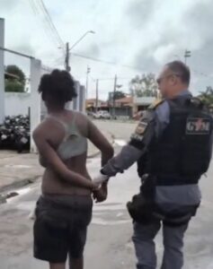 Mulher esfaqueia homem após briga em plena praça no Parque Vitória, em São Luís