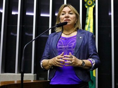 Deputada é alvo da PF e será monitorada por tornozeleira em investigação sobre descontos do INSS