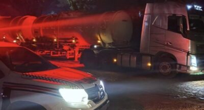 Polícia Militar recupera carreta roubada durante ação na BR-135 em Santo Antônio dos Lopes