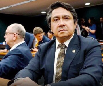 Senador é flagrado com CNH vencida, carro sem placas e reage com ameaças a PMs em São Paulo