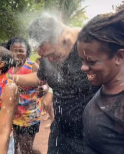 Vídeo: Hélio Lucena prestigia o tradicional Bloco Pé na Lama em Santa Rosa, em Itapecuru Mirim