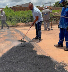 Operação tapa-buracos da Prefeitura de Bacabal chega ao Residencial José Lisboa