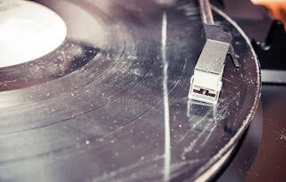 OUVIDO NÃO É PENICO! “Música” [enfadonha] de uma nota só!