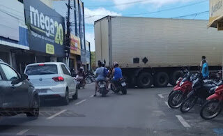 Motorista flagra carreta atrapalhando trânsito no centro de Bacabal