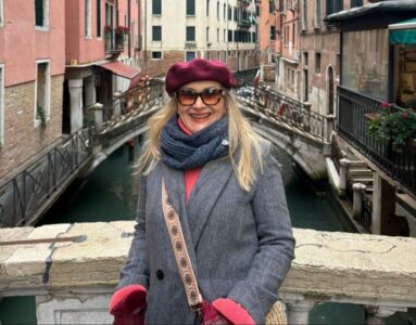 Jornalista transforma vivência internacional em método de viagens para mulheres acima dos 40 anos