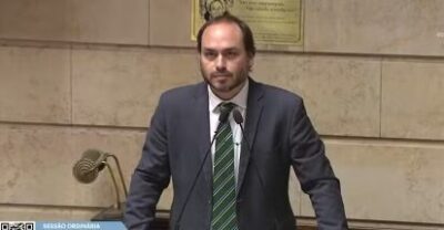 Carlos Bolsonaro renuncia ao mandato de vereador; entenda o motivo