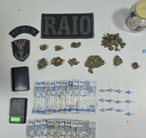 PM apreende drogas, munição de fuzil e pássaros silvestres na Raposa