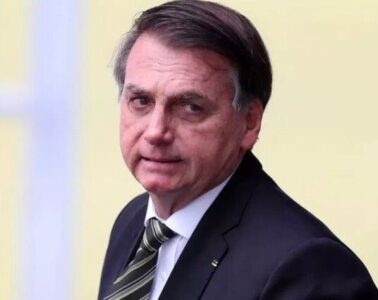 O ministro Alexandre de Moraes, do Supremo Tribunal Federal (STF), converteu nesta terça-feira (24) o regime de prisão do ex-presidente Jair Bolsonaro (PL) para a domiciliar humanitária