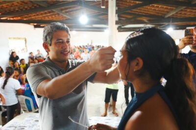 Osmar Filho faz entrega de óculos do programa Cuidar dos Olhos em Primeira Cruz