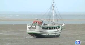 Barco que fazia travessia entre Alcântara e São Luís segue encalhado; resgate depende da maré