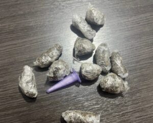 Homem é preso por suspeita de tráfico de drogas no povoado de Coelho Neto; menor é apreendido