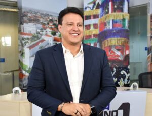 Felipe Camarão critica pesquisas eleitorais após aparecer em último lugar, mas já havia elogiado os mesmos institutos