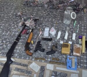 PM apreende armas de grosso calibre e drogas; dois indivíduos morrem em confronto