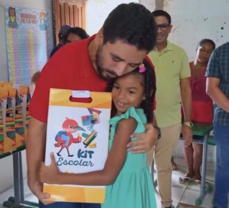 Prefeito Vinicius Vale comemora chegada de kits escolares em Barreirinhas