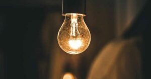 Brasileiros acima de 60 anos podem ter direito à conta de luz gratuita com nova lei sancionada