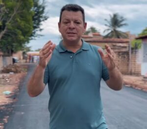 Prefeito Deyvison do Posto vistoria nova rua asfaltada e antecipa salários pelo 12° mês consecutivo