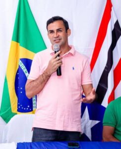 Prefeito afastado de São Benedito do Rio Preto teria antecipado a aliados uma possível liminar que garantiria seu retorno