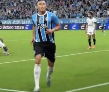 Maranhense Carlos Vinícius tem atuação de gala na goleada do Grêmio sobre o Botafogo nesta quarta-feira pelo Campeonato Brasileiro