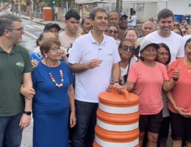 Prefeito Eduardo Braide ensaia com populares gravação de vídeo para poder ficar bem na fita
