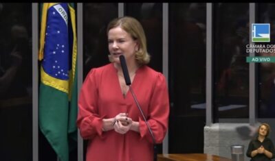 Ministra Gleisi Hoffamann ataca de puxadora de samba enredo ao discursar em homenagem ao PT