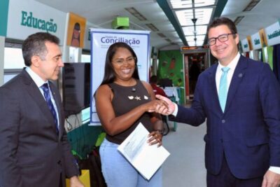 No Vagão da Conciliação do Trem da Vale, em menos de uma hora, mulher oficializa divórcio de ex-companheiro e oficializa casamento com o atual