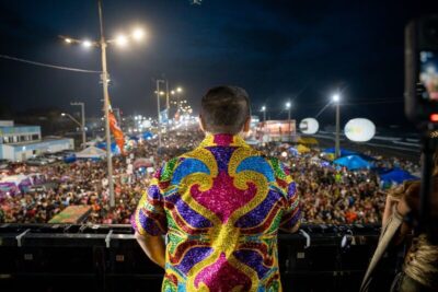 Xand Avião desce do trio, se joga no meio da multidão e toma banho de caminhão-pipa no Carnaval de São Luís