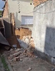 Caçamba colide com três carros e atinge muro de igreja no bairro Vinhais, em São Luís