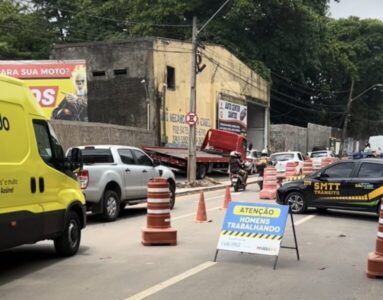 Obra em rede de esgoto em avenida recém reinaugurada causa um grande engarrafamento no bairro do Anil