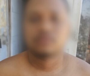 Polícia Militar prende dois suspeitos por tráfico de drogas, na Vila Embratel