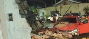 Colisões recentes de veículos contra residências acendem alerta à moradores