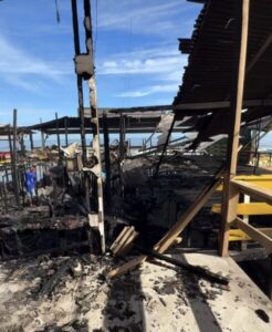 Incêndio destrói bar e restaurante na praia do Araçagy