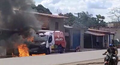 Ambulância pega fogo na BR 222, em Vargem Grande