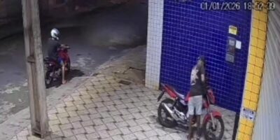 Vídeo: Moto é furtada em segundos no centro de Pedreiras