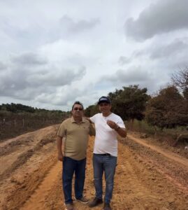 Prefeito Jadeco acompanha retomada das obras de recuperação de estradas vicinais em Apicum-Açu