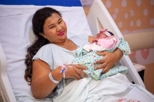 “A emoção é grande”, diz mãe do primeiro bebê do ano de 2026 da rede estadual de saúde