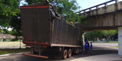 Caminhão fica preso após colidir com estrutura da Ponte Bandeira Tribuzzi, em São Luís