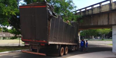 Caminhão bate na Ponte Bandeira Tribuzzi