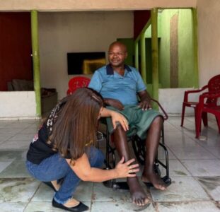 Ação Solidária: Vereadora Leda Torres entrega cadeira de rodas e garante sessões de fisioterapia ao ex-locutor Big Alex