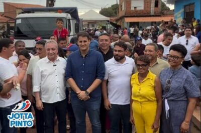 Jota Pinto, acompanhado do secretário Orleans Brandão, e Dudu Diniz, anunciam 13 km de asfalto no Jardim Tropical